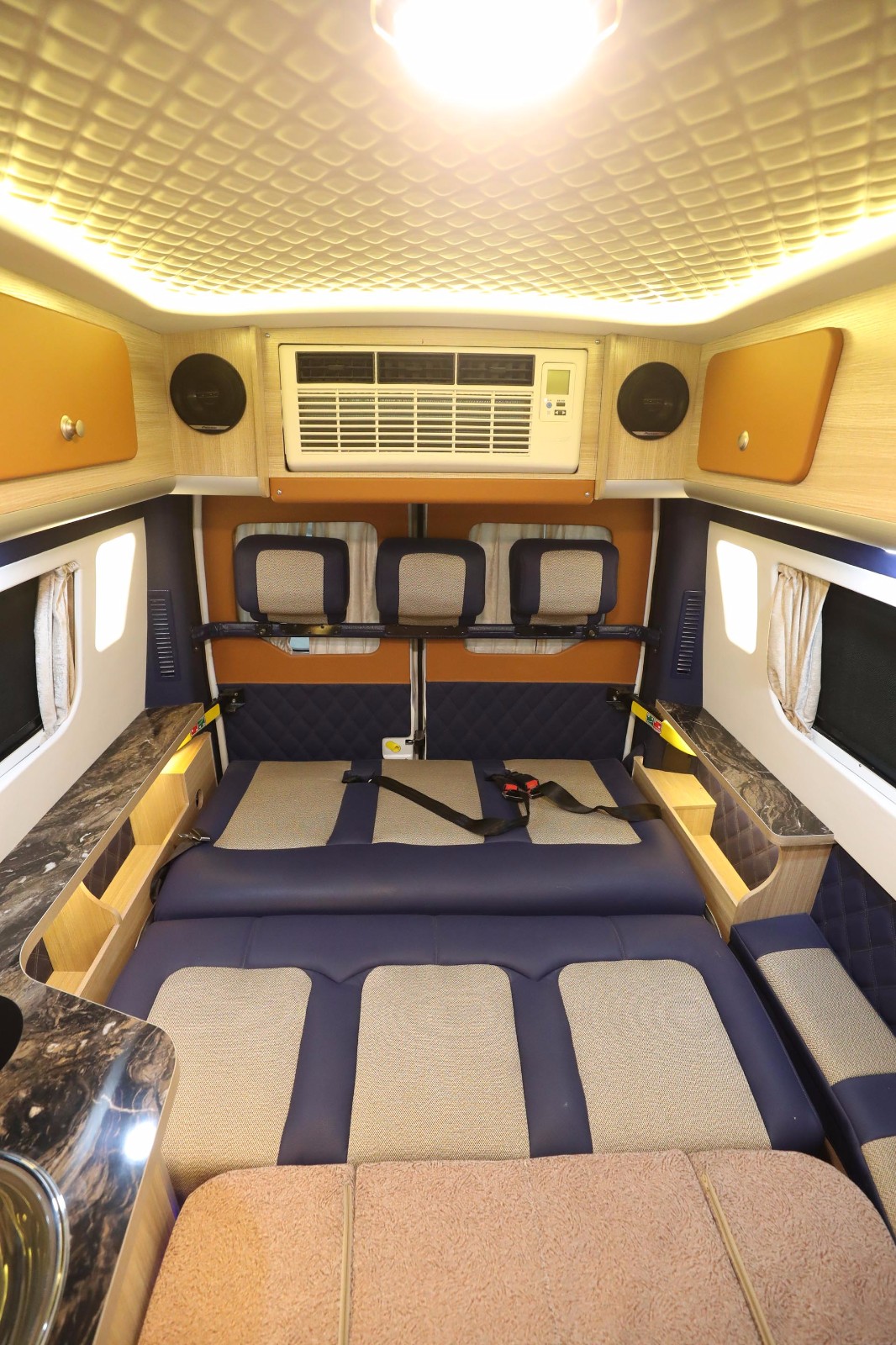 齐星福特新全顺 2019款新全顺B型升顶-A款5座客厅