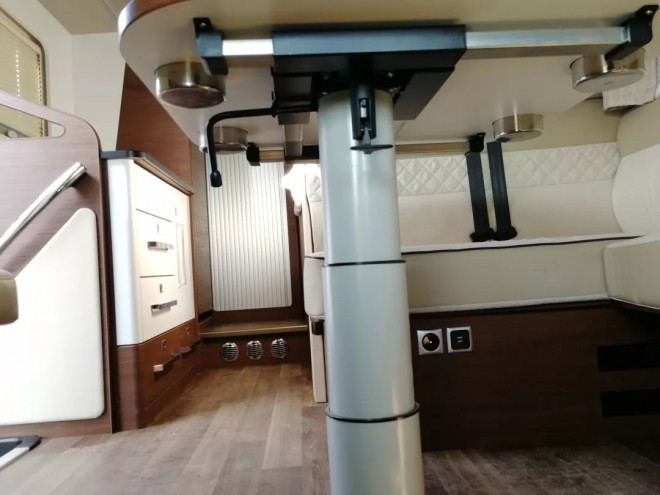 宇通进口依维柯C630尊享版无拓展房车