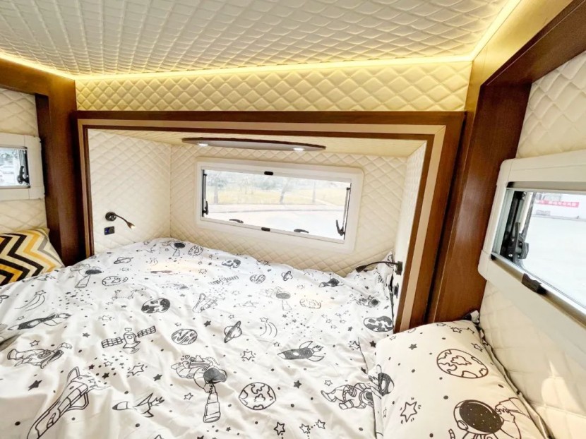 新飞依维柯双拓展房车带您走进第五届郑州房车展，新式旅行，你我共享！7ac14963448c78a0f8cc3d342572d67b