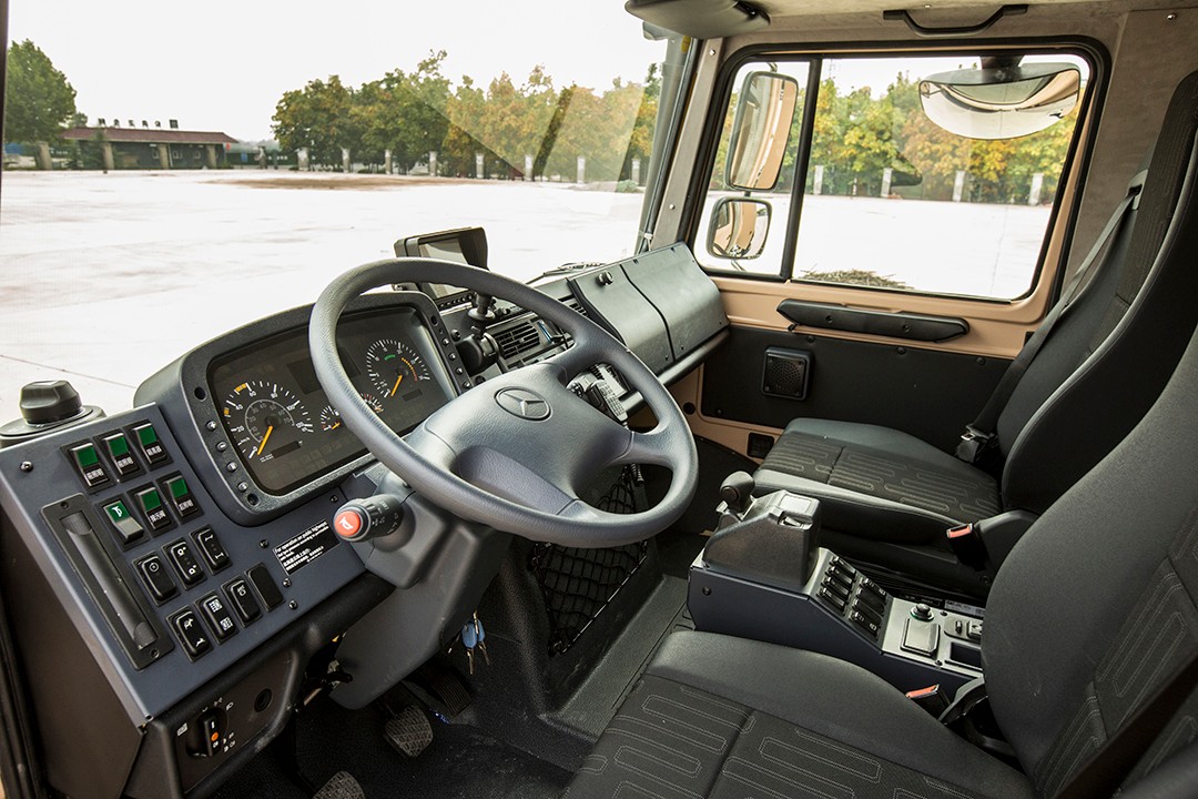 德野诺马迪森 奔驰乌尼莫克u4000撼路者4×4越野房车驾驶舱