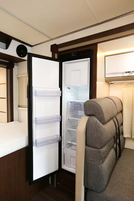 兼具空间与品质，宇通进口依维柯C型大顶双拓展房车51c0fdb30f854c169402962044175665