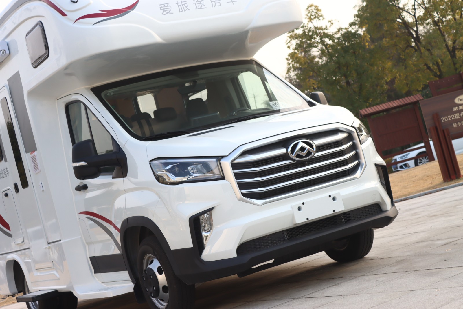 爱旅途2022款大通v90c型房车 夕阳红二号车身外观