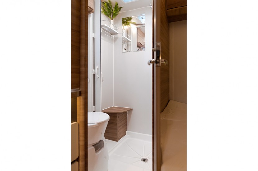 9月2日郑州房车展，亚特房车芳语之韵系列纪念版Y8，随心所欲，驾驭自由！2c5021fe355c3fa55f923a458bbf5f73