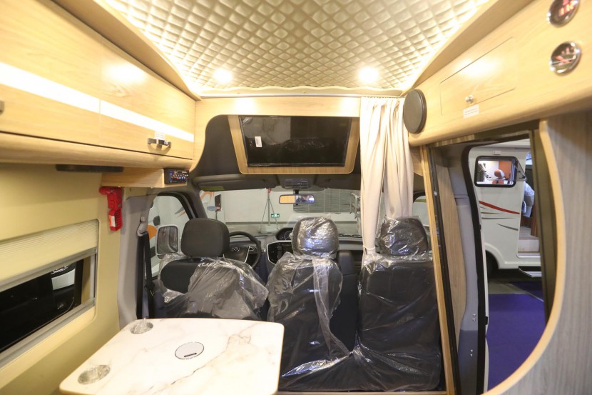 双景房车（国六）大通B型长轴高顶房车 25.8万元 WLH_4876