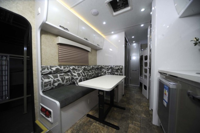 戴德隆翠C19拖挂式营地房车 17万元 _DSC8561