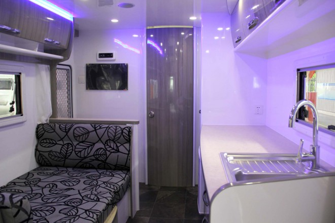 戴德隆翠R19B国内营地版拖挂房车 15.5万元 IMG_9276