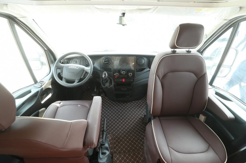 大空间高性价比，华居依维柯自动挡双拓展C型房车e5601f8df8314989a1767f896e4ef6f7