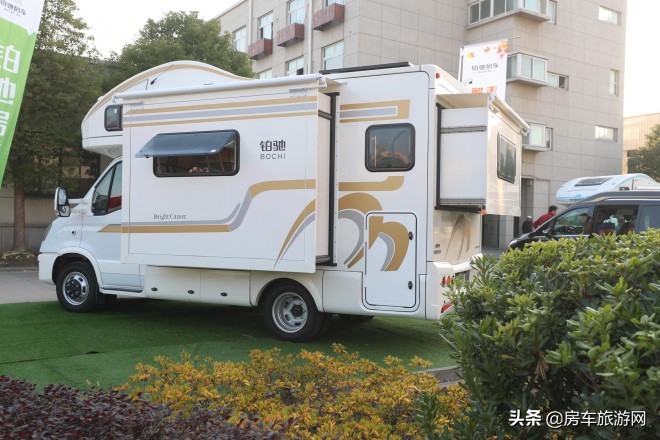 年终大促来袭!铂驰房车“大放价”!疯狂让利中,快来抢购吧~高水准设计及装配工艺,铂驰房车旅行家依维柯双拓展C型房车实拍