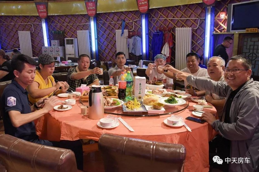 蒙古包内、激情音乐、互动游戏、达人分享…中天房车车友们欢聚一堂欢迎您回家！15750c6a1cb7434099a6e0473d514f5c