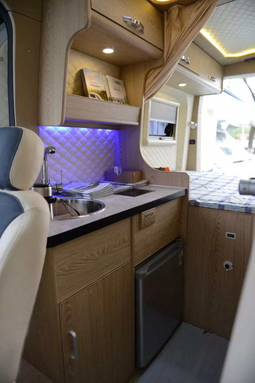 11.23杭州房车展舜宇房车携最新款依维柯C型、现款大通V90B型房车亮相470af723a968435daf12ef8fd1dd158b