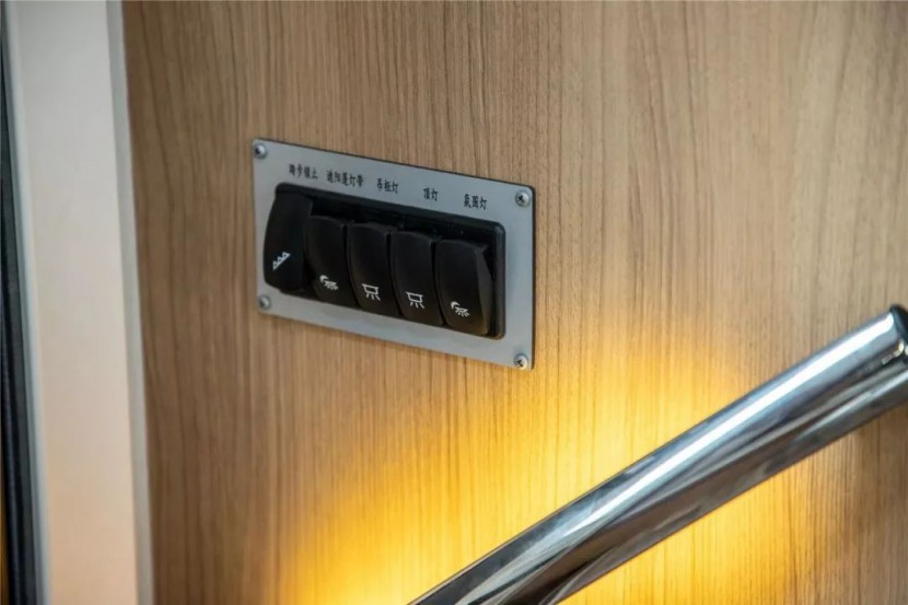 宇通依维柯欧胜C533豪华版无拓小顶房车