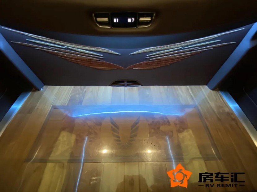全新奔驰七座九速商务车，高顶全隔，标配空气悬挂！9.jpg