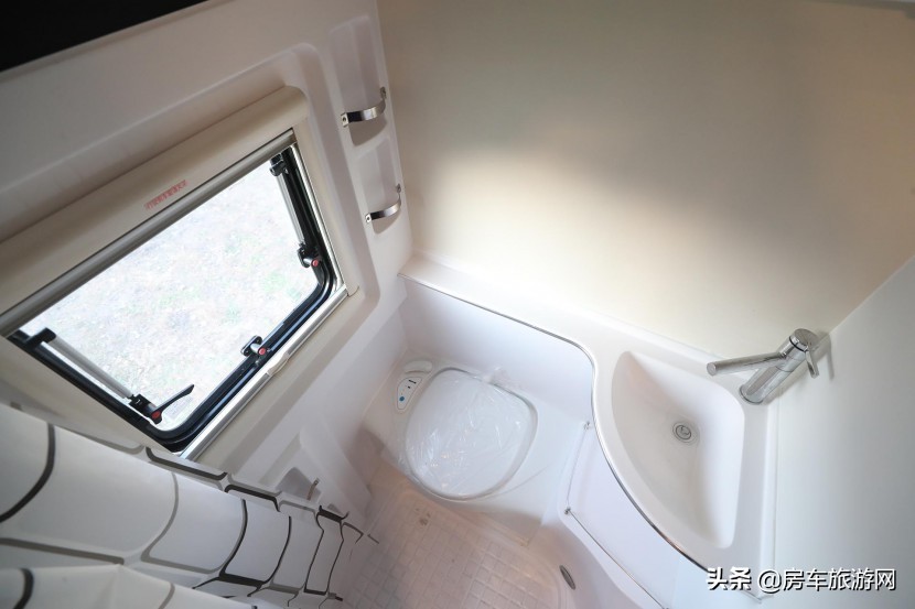 年终大促来袭!铂驰房车“大放价”!疯狂让利中,快来抢购吧~铂驰房车旅行家尊享版C型大额头无拓纵置上下床款