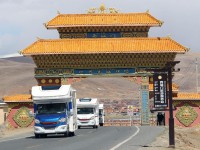 华云途骏房车，2day，海子山高四月雪，垭口风急艳阳天