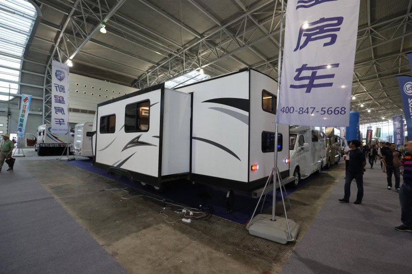 新星房车 美式单拓展露营地拖挂房车 24.8万元 WLH_5991