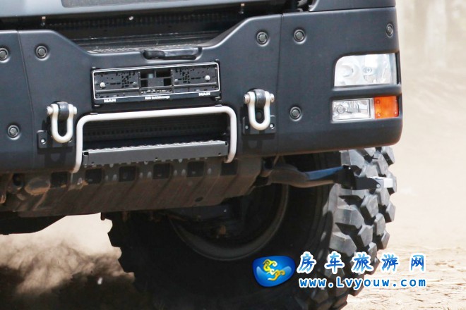 阿莫迪罗·远征者TGS6x6VL1升降顶8,000,000元起