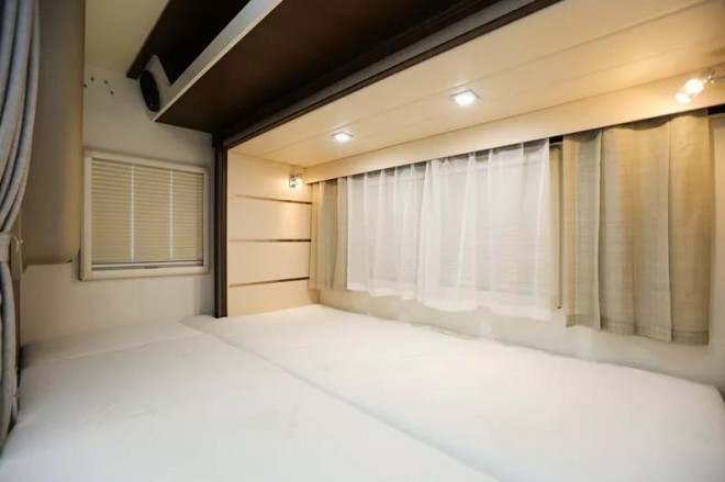 兼具空间与品质，宇通进口依维柯C型大顶双拓展房车8a7b930ea1d44f099459a71b4596c420