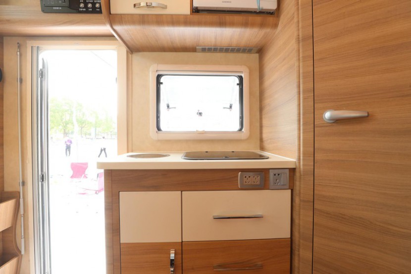 大空间高性价比，华居依维柯自动挡双拓展C型房车71645a083cc04f61a6aae2e62ec14539