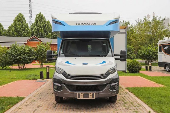 宇通进口依维柯C630尊享版大顶双拓展房车