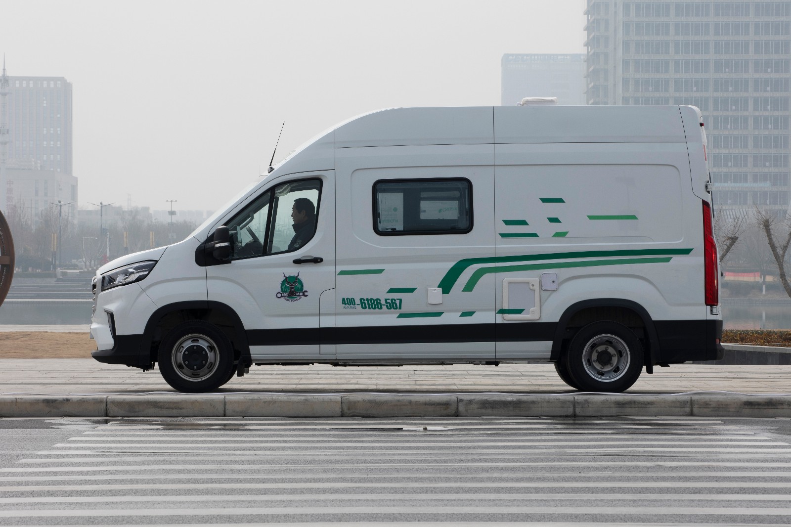 都市丛林"大通v90"b型房车 车身外观