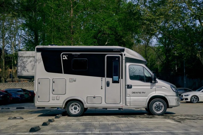 德兴小宇宙依维柯C型后拓版房车——寻找属于自己的宇宙！5b4757b09b2f6de205010a20beddf0fd