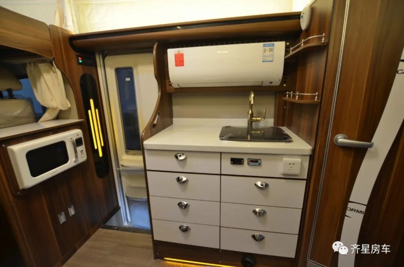 想兼得高通过性+宽敞空间？9月2日郑州房车展，这两款齐星C型升顶房车等您选择！088e1dd0e85ef4a16fd117fc264de712