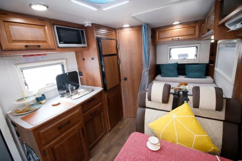 9月2日郑州房车展，巨威依维柯纵床版房车，山川可寄，亲友可依！ 图片 7