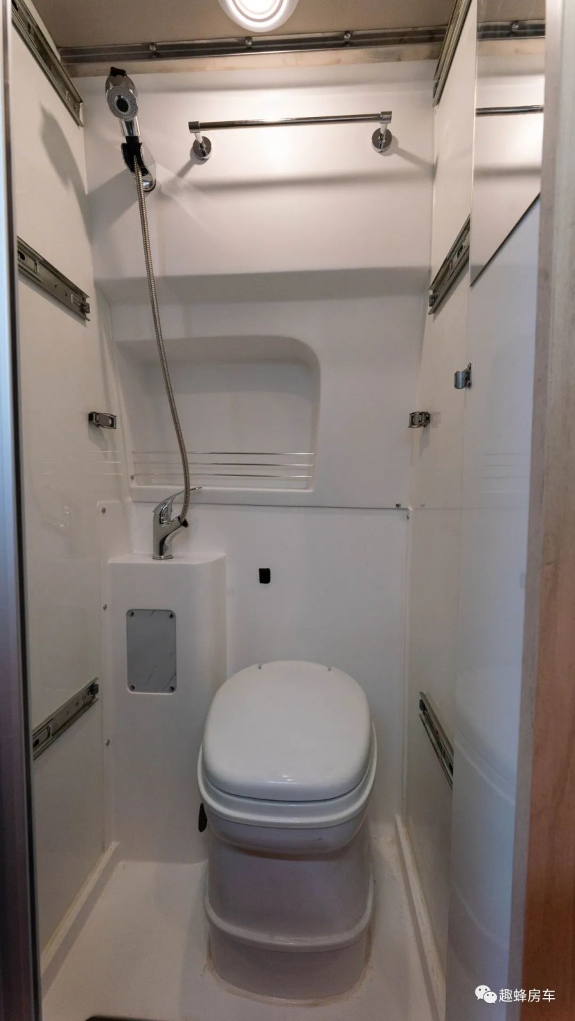 9月2日郑州房车展，趣蜂福特新全顺B620房车，知足常乐方为趣，携手前行攀高峰！d8748178c07feafe37a323208de5d19e
