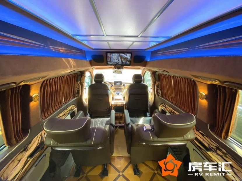 这款奔驰7座蓝牌带双人床，内饰虎斑檀木，平躺式座椅，配会议式后排16.jpg