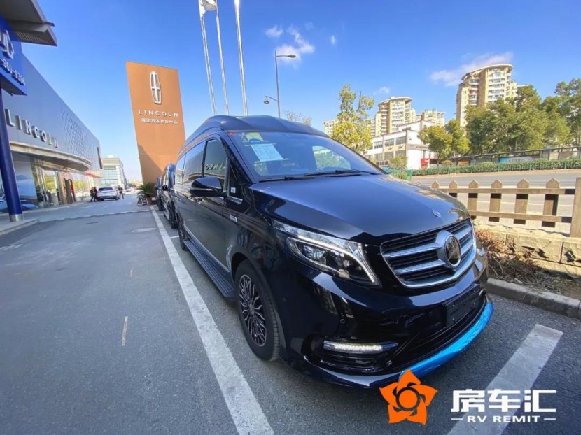 这款奔驰7座蓝牌带双人床，内饰虎斑檀木，平躺式座椅，配会议式后排2.jpg