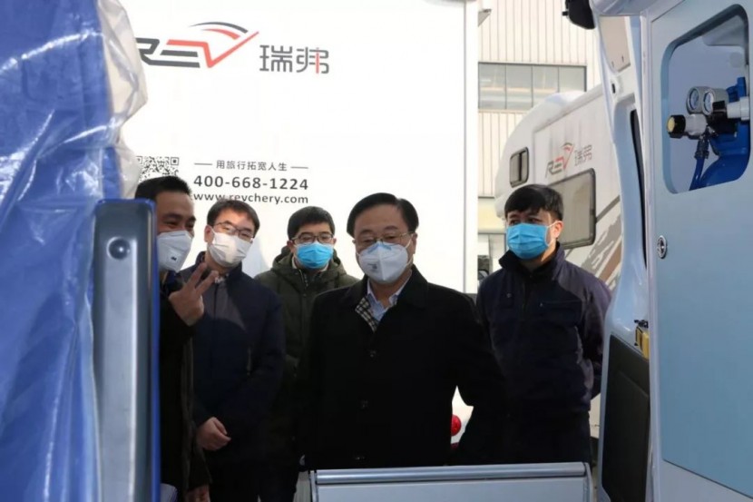 芜湖市市委常委、常务副市长曹哨兵等领导深入瑞弗生产一线视察救护车生产情况