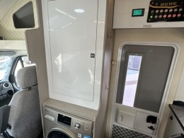 爱旅途 2020款依维柯小额头