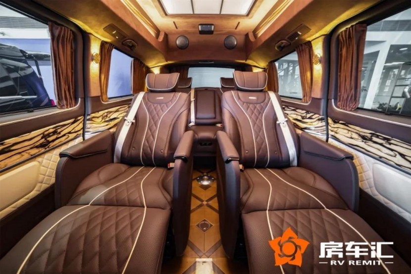 实拍奔驰商务车V260L新款七座，明星保姆/企业接待首选！11.jpg