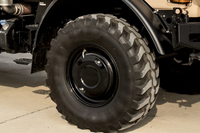 德野奔驰乌尼莫克U4000四驱越野房车终极性能撼路先锋轮胎