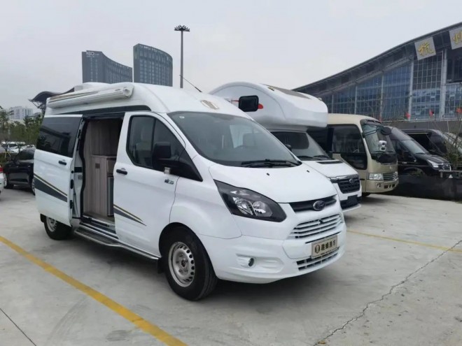 12.01洛阳房车展：趣蜂房车福特新全顺B型，小巧车型，商旅两用！