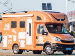 延龙 依维柯双拓C型房车