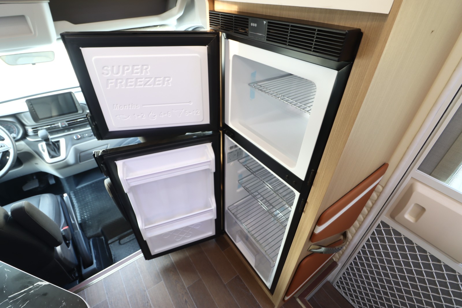 爱旅途2022款大通v90c型房车 夕阳红二号冰箱