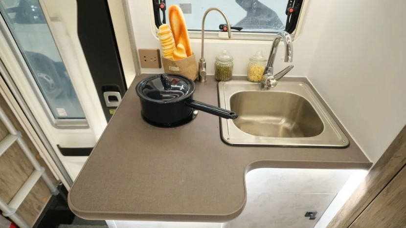 9月2日郑州房车展——德兴房车大熊座系列C型双拓版,步履不停,自在随心!e039d25a620c92ee3e3993db29bd2520