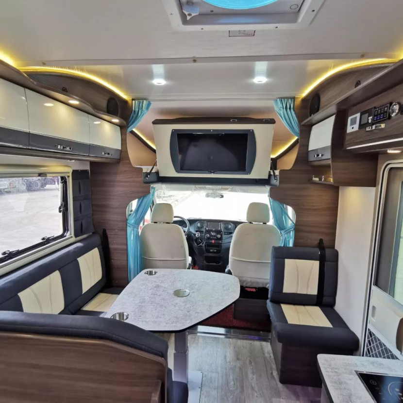 11.23杭州房车展舜宇房车携最新款依维柯C型、现款大通V90B型房车亮相8621e10440f149d986bed862679eae13