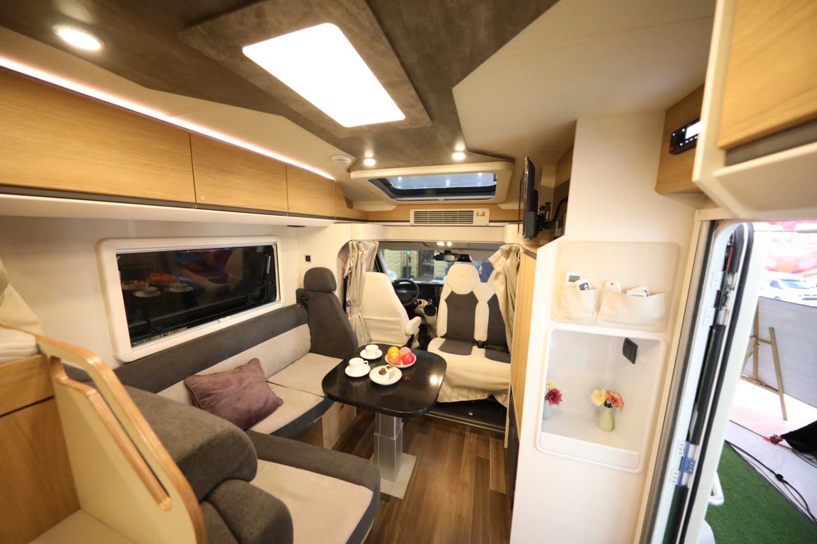 宇通依维柯欧胜自动挡c型房车 c535全新小顶小额头2020款内部整体