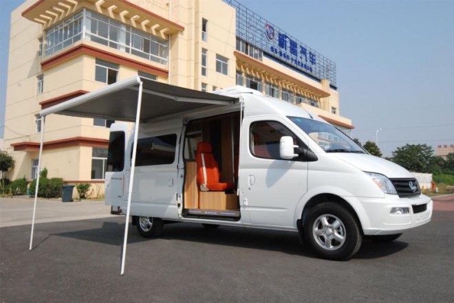 新星房车通途系列B600-商旅版 36.8万元 2-右侧手动遮阳棚开启展示