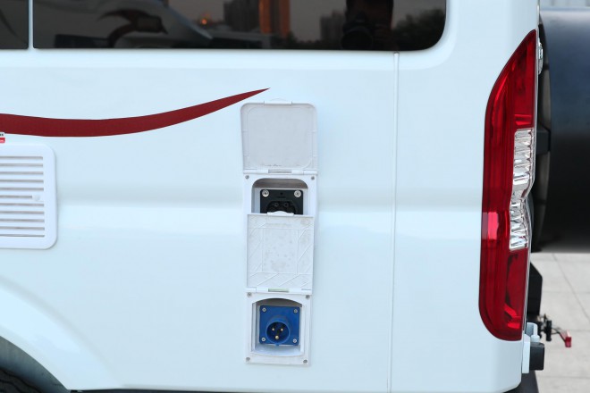 老张定制款——高清实拍2019款顺之旅东风御风白色自动挡B型房车 WLH_5759