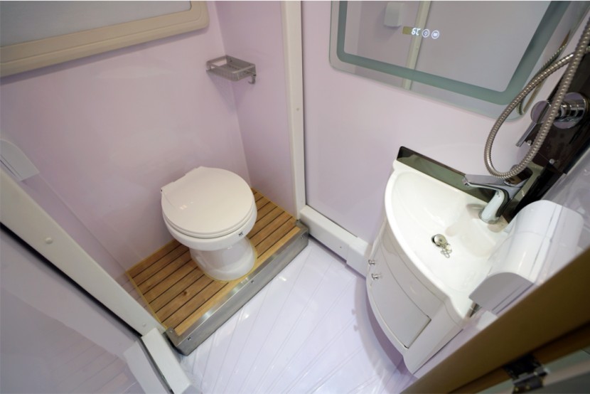 2022款中意极致双扩展房车邀您参加第五届郑州房车展，自在旅途，极致体验！607b29927a355f6ccc8dc3433e903a04