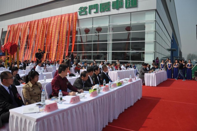 第五届中国国际房车露营大会(郑州站)暨郑州名门房车汇旗舰店开业庆典盛大揭幕 来自行业内的相关领导、厂商代表以及车友代表在前排就坐