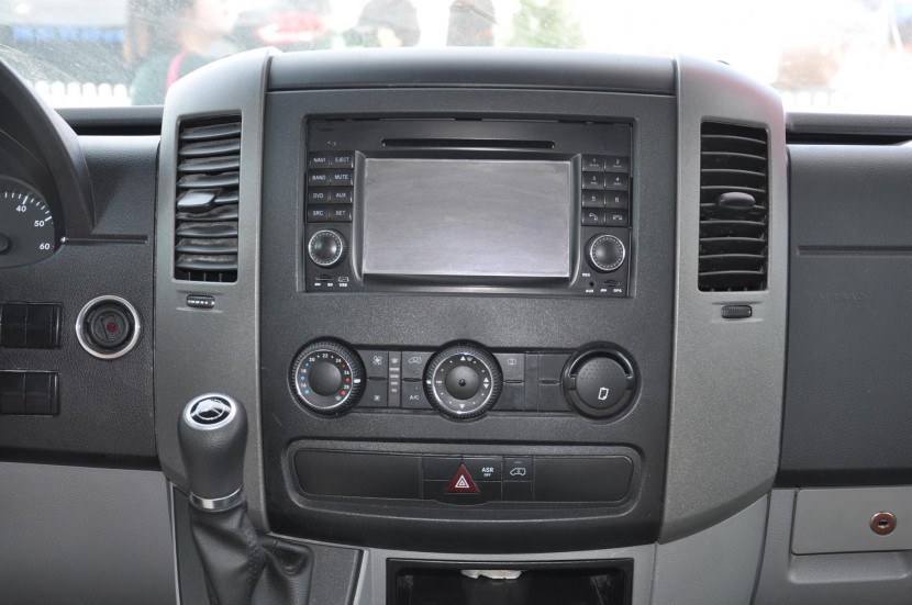 直降50万!独家团购108万即可抢购158万春田奔驰斯宾特524顶配房车 DSC_0194