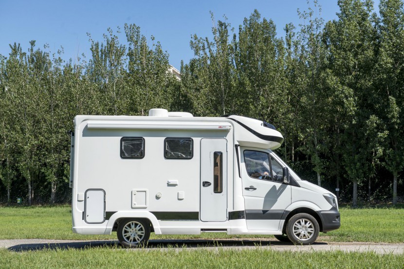 钧安房车奔驰奥斯汀双拓展房车128万元