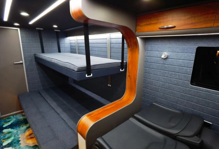 将量身定制进行到底，硬派越野房车东风挑战者“特定版”，9月2日郑州房车展，与您不见不散！968115c662659afe2fcccf1e9acab18f