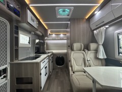 侣友房车 跃进H500