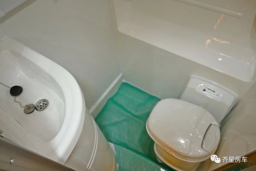 想兼得高通过性+宽敞空间？9月2日郑州房车展，这两款齐星C型升顶房车等您选择！888846f5a54e8486c3dccbd5aaaa6b10