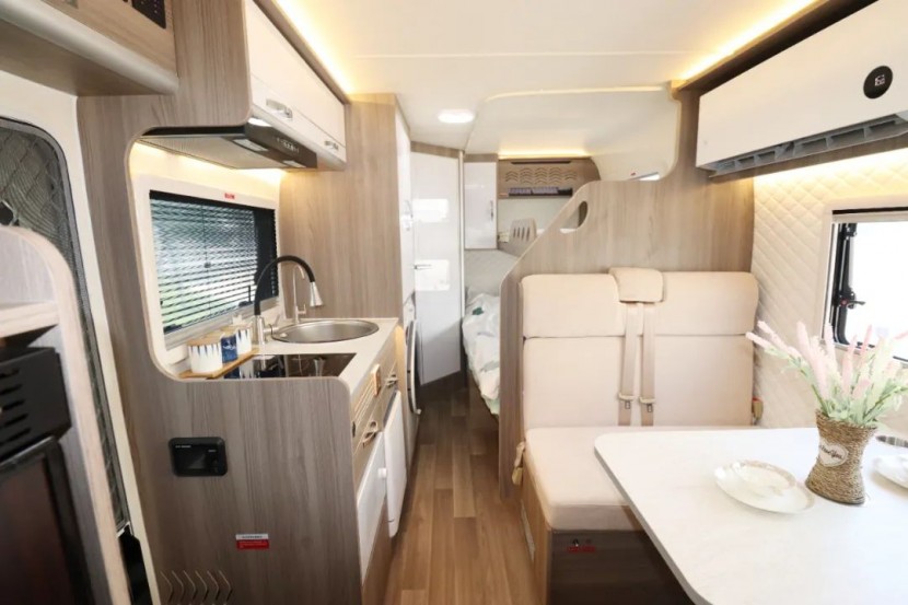 9月2日郑州房车展，新飞H300尊享版自动挡现车，阅尽山川，不忘初心！93025ffc12d6b69aedb7393e67429fc3